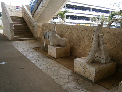 那覇空港駅の真下にある謎のオブジェ