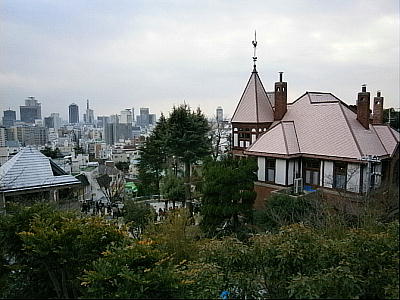 神戸・北野天満神社境内から風見鶏の館と神戸市街を望む
